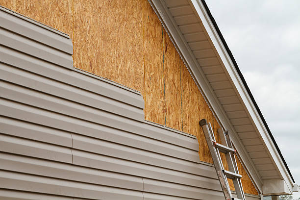 Professional Vinyl Siding technician working in Orangeburg, SC